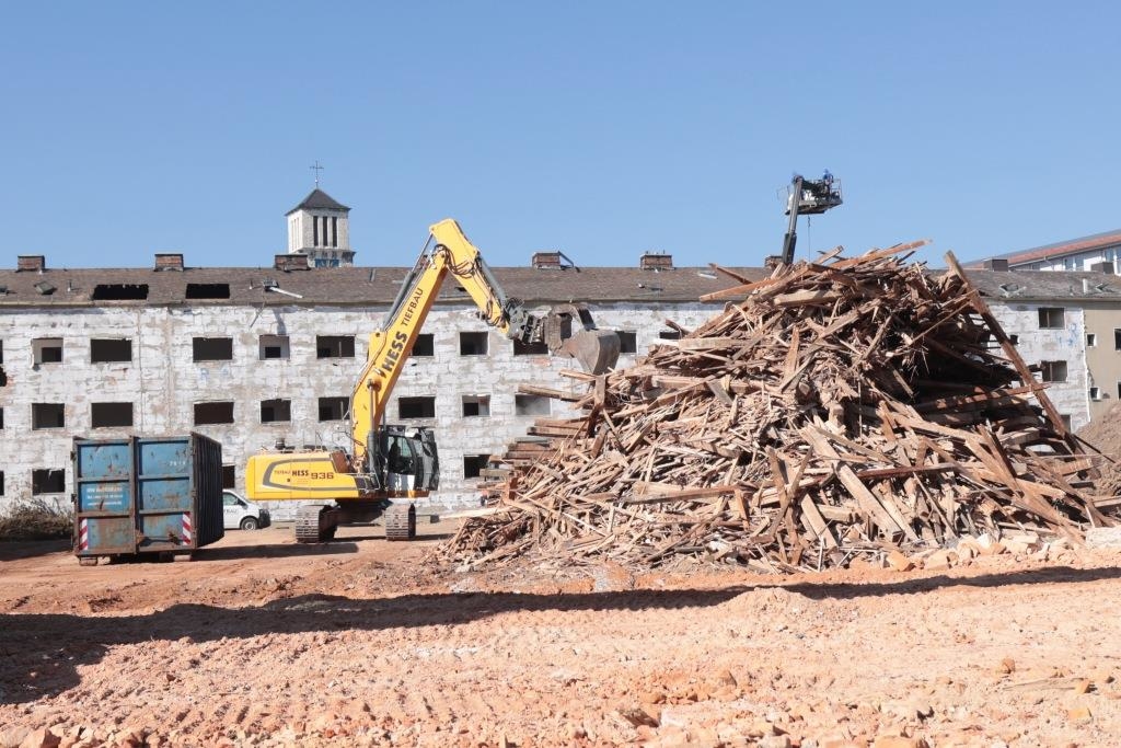 Drei der heruntergekommenen Gebäuderiegel werden abgerissen, einer wird saniert und erweitert - Foto: MZ, Daniel Steffen